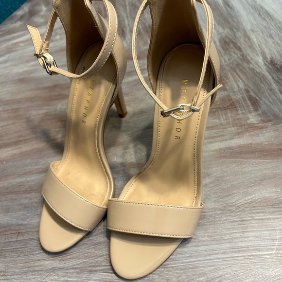 Trendy Heels - Picture 2 of 9